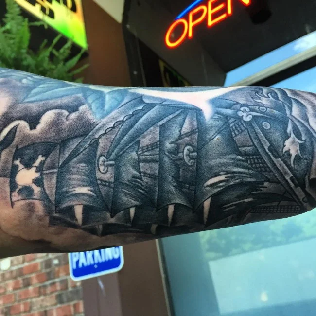 tatuajes de barco pirata en el brazo interior