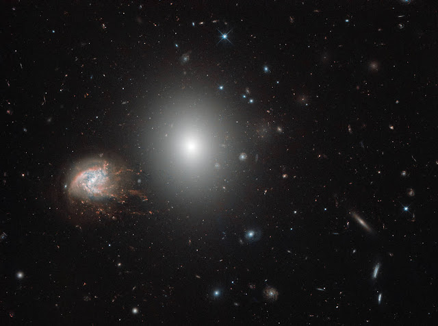 ngc-4858-agregat-galaksi-informasi-astronomi