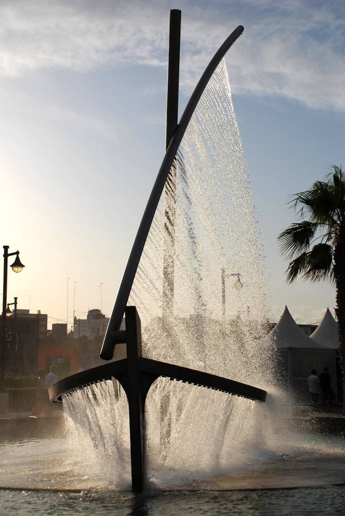 Fountain Sprays Water Look Like a Boat Playa de la Malvarrosa in Valencia, Spain and known simply as Water Boat Fountain (or Fuente del Barco de Agua in Spanish) by visitors and locals alike, the sculptural fountain creates the illusion of both the hull and the sail of a boat with liquid jets.