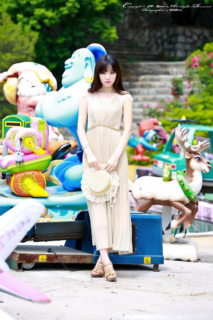 Hong Ji Yeon in beige maxi