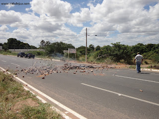 Uma das pistas interditada com pedras.