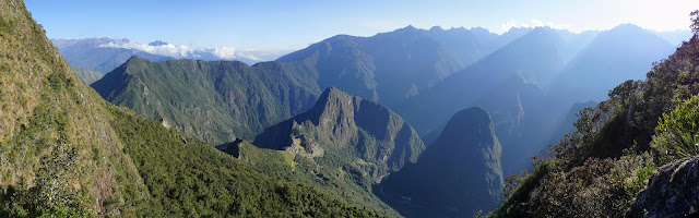 Vue sur le Machu Picchu pendant l'ascension de la montagne