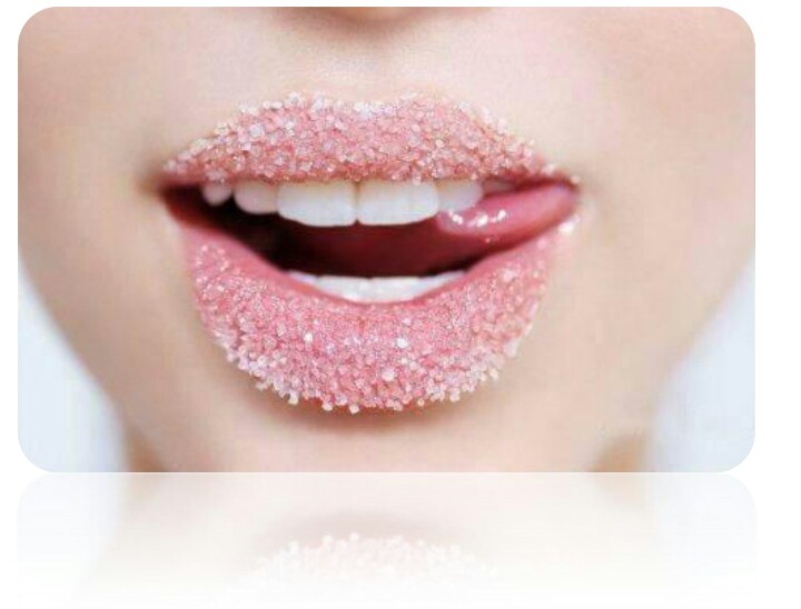 Cara Memerahkan dan Mencerahkan Bibir Gelap dengan Terapi Gula