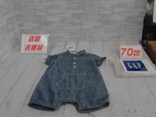 中古品　ベビー服　７０ｃｍ　GAP　デニム半袖カバーオール　２９８円