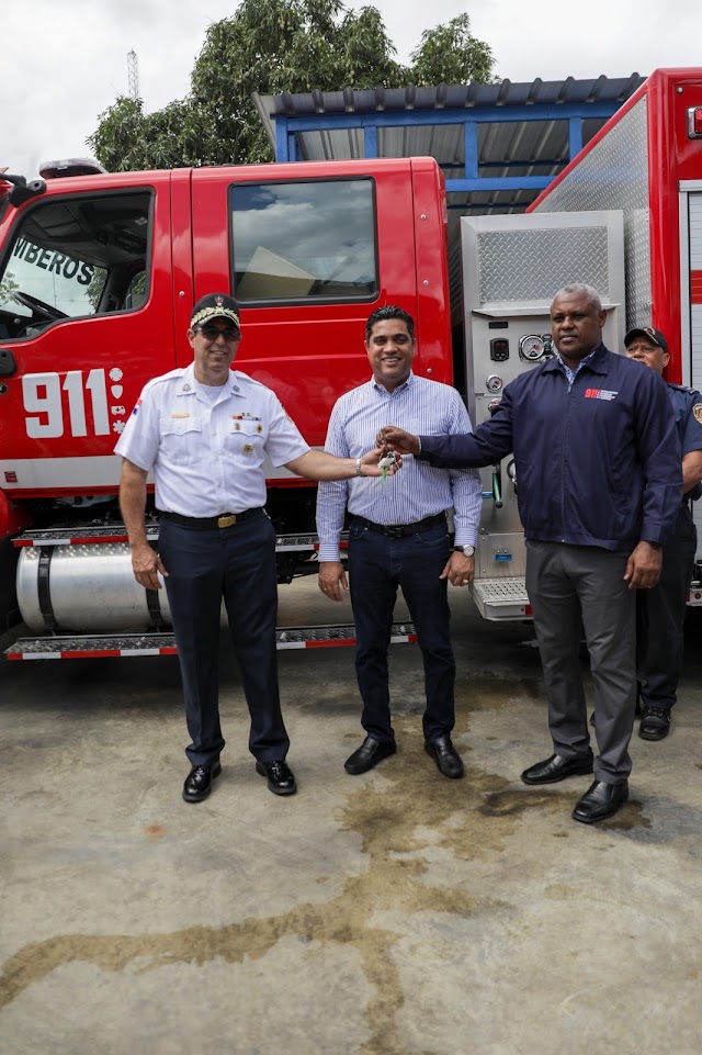 911 entrega segundo camión de última generación al Cuerpo de Bomberos de La Vega