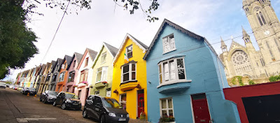 Esta es la calle más famosa de Cobh, West View.