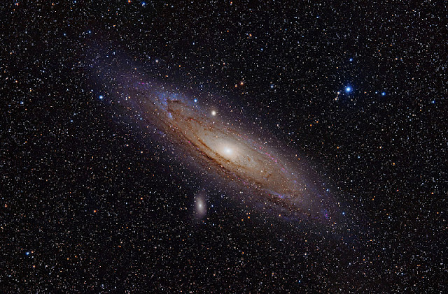 galaksi-andromeda-dengan-dua-galaksi-satelit-astronomi