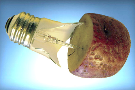 Выкручивание цоколя лопнувшей лампочки из патрона при помощи сырой картофелины