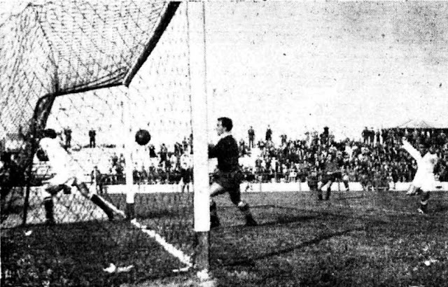 Cabrera cabecea ante Saso para marcar el primer gol del Jaén. REAL JAÉN C. F. 4 REAL VALLADOLID DEPORTIVO 2 Domingo 18/10/1953. Campeonato de Liga de 1ª División, jornada 6. Jaén, estadio de La Victoria.