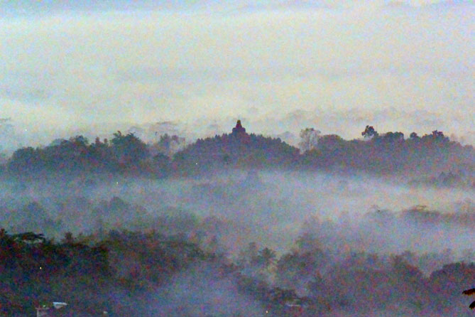 Siluet Candi Borobudur kala pagi