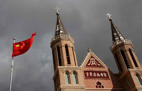 A bandeira comunista deve ondear diante da igreja de Huangtugang, Hebei, que ainda resiste como 'subterrânea'
