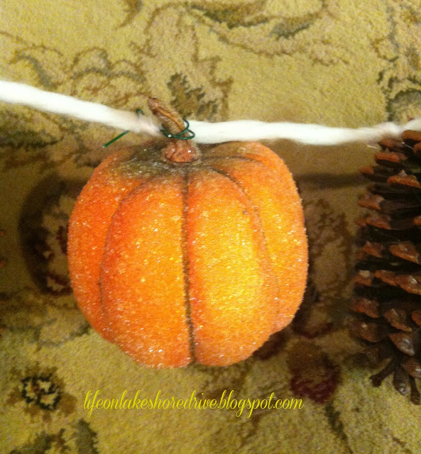 alt=" Pine Cone & Pumpkins Garland Tutorial"