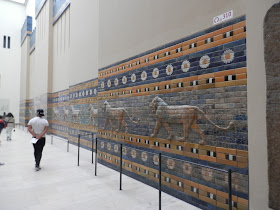 Ishtar Gate and Processional Way from Babylon (Pergamon Museum, Berlin)   by E.V.Pita (2015)  http://archeopolis.blogspot.com/2015/10/babilonia-doors-of-wall-pergamo-museum.html   Puertas de las murallas de Babilonia (Museo Pérgamo de Berlín)  por E.V.Pita (2015)  Portas de Babilonia