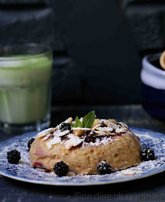 bowl cake , mûres , amandes , sans blé , flocons épeautre , healthy , petit déjeuner