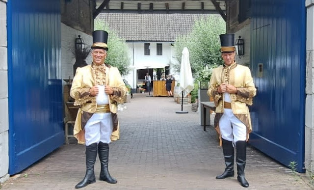De Eventmasters - inkomact. Deze twee imposante verschijningen verwelkomen uw gasten op een gepaste manier