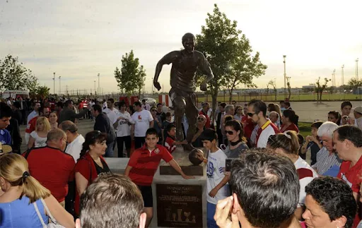 An Antonio Puerta statue in José Ramón Cisneros Palacios sports centre