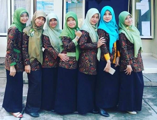 42 Model  Baju  Seragam Batik  Guru  Modis Elegan Modern 