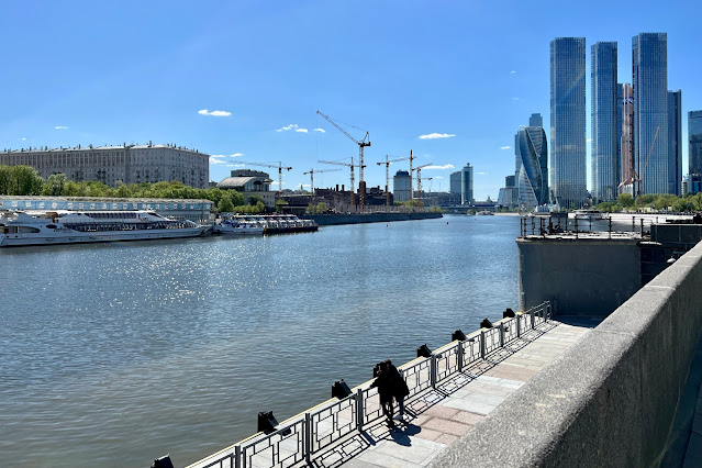 Краснопресненская набережная, Москва-река