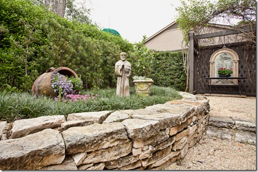 2111 Hartford Road Austin- courtyard