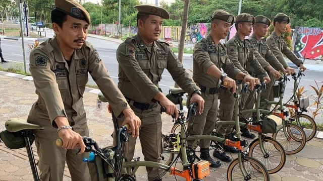 Viral, Pasukan Satpol PP di Makassar Berfoto dengan Sepeda Brompton, naviri.org, Naviri Magazine, naviri majalah, naviri