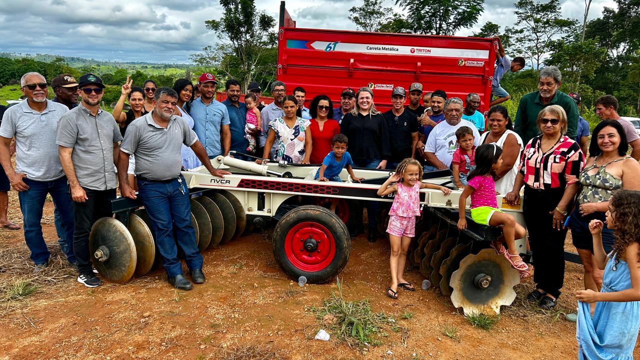 Cláudia de Jesus entrega maquinário agrícola em Nova União e Mirante da Serra