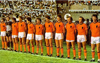 SELECCIÓN DE HOLANDA - Temporada 1980-81 - Jan Peters, Doesburg, Wijnstekers, Vermeulen, Arntz, Valke, Jol, Brandts, Willy Van de Kerkhof, René Van de Kerkhof y Hovenkamp - HOLANDA 1 (Jan Peters) ITALIA 1 (Carlo Ancelotti) - 06/01/1981 - Copa de Oro de Campeones Mundiales, fase de grupos - Montevideo, Uruguay, estadio Centenario