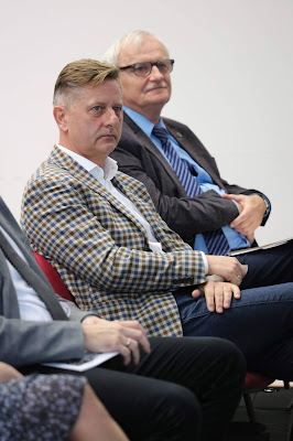 Goście konferencji: Rektor Uniwersytetu Kazimierza Wielkiego prof. dr hab. Jacek Woźny oraz dr hab. Zdzisław Biegański, prof. UKW