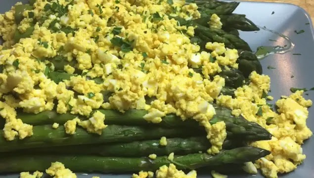 Resep asparagus mimosa, salad sayur-telur prancis