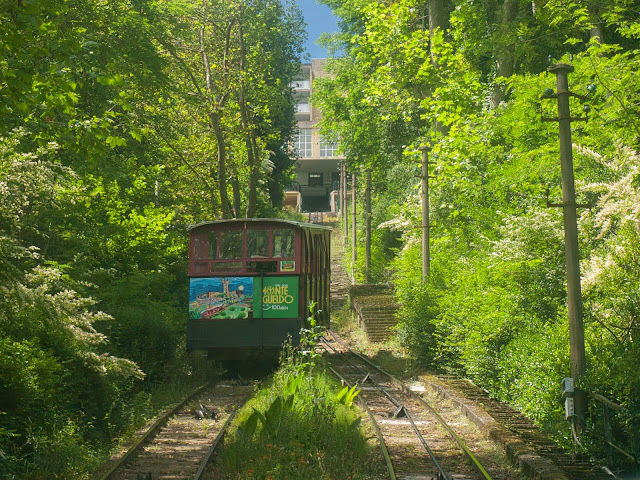 jiemve, le temps d'une pose, Espagne, San Sebastian, Saint Sébastien, mont igueldo, funiculaire, marches, publicités, rails, zone de croisement