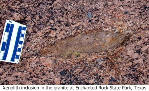 Roca intrusa más vieja "Xenolita" rodeada de otro tipo de roca más joven "Granito".
