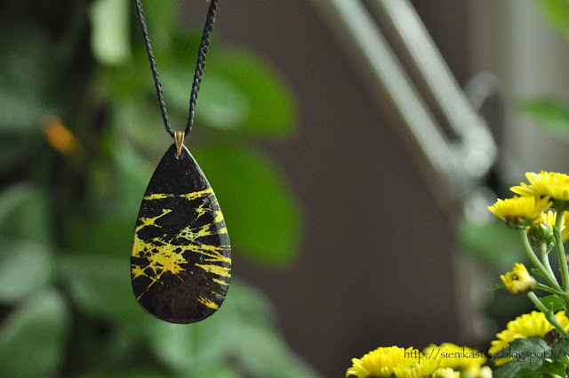 kulta, musta, kaulakoru, gold, black, pendant
