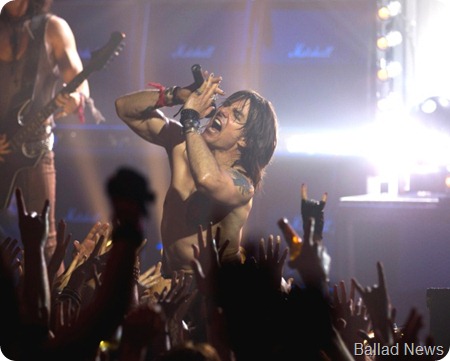 tom-cruise-canta-em-cena-de-rock-of-ages-1339955418050_615x470