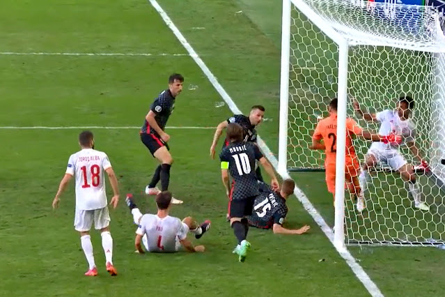 El balón impulsado por Orsic se cuela en la portería hispana y se convierte en el segundo gol croata. SELECCIÓN DE ESPAÑA 5 SELECCIÓN DE CROACIA 3. 28/06/2021. Eurocopa 2020, 16ª edición, octavos de final. Copenhague, Dinamarca, Parken Stadium. GOLES: 0-1: 20’, Pedri, en propia puerta. 1-1: 38’, Pablo Sarabia. 2-1: 57’, César Azpilicueta. 3-1: 77’, Ferran Torres. 3-2: 85’, Orsic. 3-3: 90+3’, Pasalic. 4-3: 100’, Álvaro Morata. 5-3: 103’, Mikel Oyarzabal.