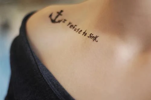 chica con una frase tatuada, tatuajes de frases y letras en mujeres