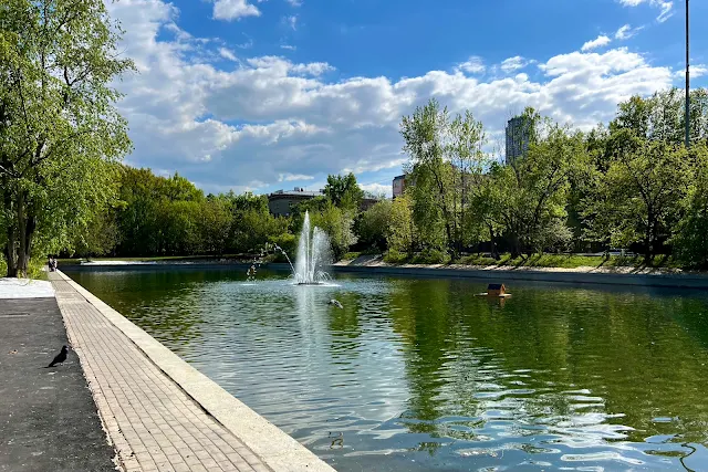 Гончаровский парк, Гончаровский пруд, фонтан