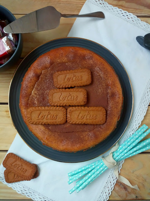 Lotus cheesecake. Deliciosa tarta de queso horneada con crema de galeltas Lotus.