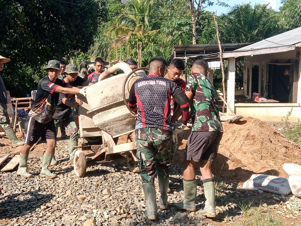 Gotong Royong TNI Bersama Warga Pindahkan Mesin Molen