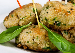 Spinach and Lemon Quinoa Cakes 4 cups cooked quinoa 2 cups spinach, washed, patted dry, and roughly chopped 2 cloves garlic, minced 1 tablespoon lemon zest Sea salt and pepper, to taste 2 cups panko breadcrumbs 4 eggs, beaten Vegetable oil for frying