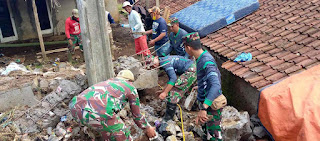 Dansektor 1 Bersama Anggota dan Elemen Masyarakat  Bergotong Royong Bersihkan Material Sampah di Lokasi Pasca Banjir dan Longsor di Kp.Pinggir Sari, Desa Cihawuk, Kertasari , Kabupaten Bandung