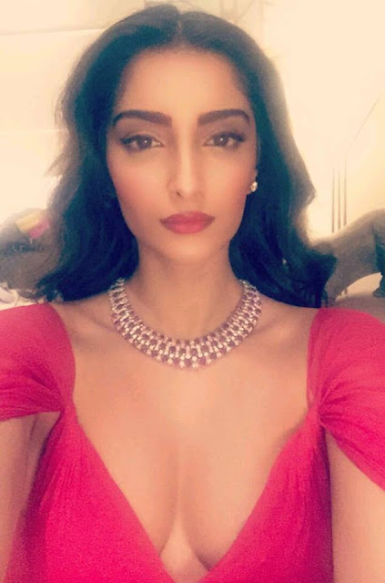 Sonam Kapoor Deep Cleavy & Bulging Melons Show In Reat Hello Hall of Fame Awards2016
