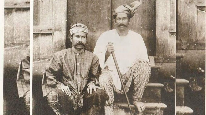 Dua pegawai Melayu segak bergaya. Gambar diambil sekitar tahun 1900