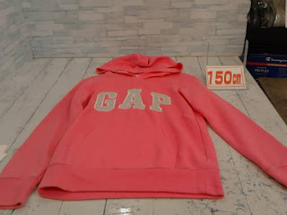 中古品　子供服　１５０ｃｍ　ＧＡＰ　ピンク　フード付きプルオーバー　３３０円