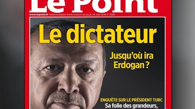 Αστυνομικοί φυλάνε τα περίπτερα με την αφίσα του περιοδικού που έχει εξώφυλλο τον «δικτάτορα» Ερντογάν