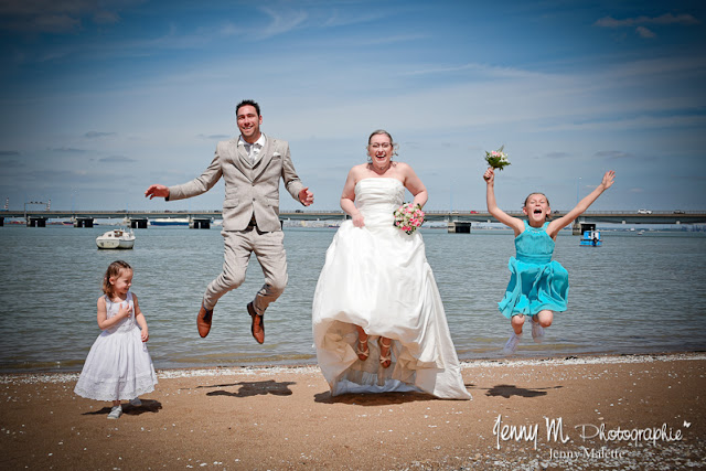 portrait de famille, photo fun, saut sur la plage