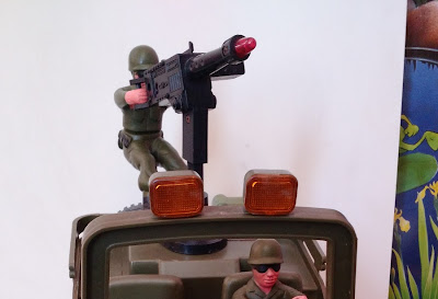 Brinquedo de plastico, jipe militar com soldado na direção e outro atirando : mede 30 cm de comprimento; 16 cm de largura e  13 cm de altura 21 cm no parabrisa,  R$ 55,00 