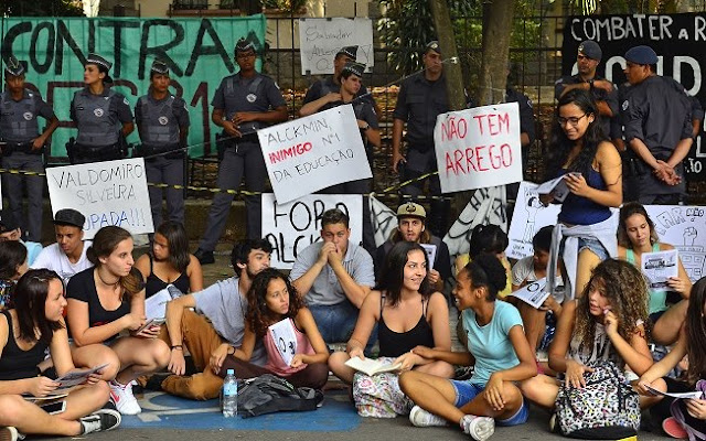 Ao invés de chamar alunos, pais, mães, professores e funcionários para dialogar a respeito de sua proposta para o ensino paulista antes de mais nada, o governo Geraldo Alckmin impôs uma decisão. Depois, chamou de burro quem não concordava. Na sequência, bradou ganhos educacionais, mas teve que reconhecer as razões financeiras por trás. Daí, disse que toparia um diálogo – desde que este assumisse a figura de um monólogo. Então, deu uma aula de redação nas vias públicas da capital, sugerindo que bombas, gás e spray de pimenta fossem usados como argumentos dissertativos e ordenando que os alunos escrevessem 30 linhas sobre a frase “Manda quem pode, obedece quem tem juízo''. Por fim, disse que a população não concordava com as ocupações e apoiava sua proposta.