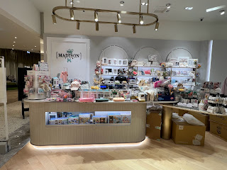 介紹一家位於精品百貨內的親子餐廳咖啡館： 微風南山百貨B1有一整區為幼兒服飾與玩具專櫃，其中有一家babyMADISON café結合幼兒時尚用品與咖啡廳，裡面展示販售育兒用品，幼兒玩具服飾，又同時有座位可以點餐和飲料。不管是有購物消費或是餐飲消費，幼兒就可以進去遊戲區遊玩。餐點偏弱，遊戲區乾淨。