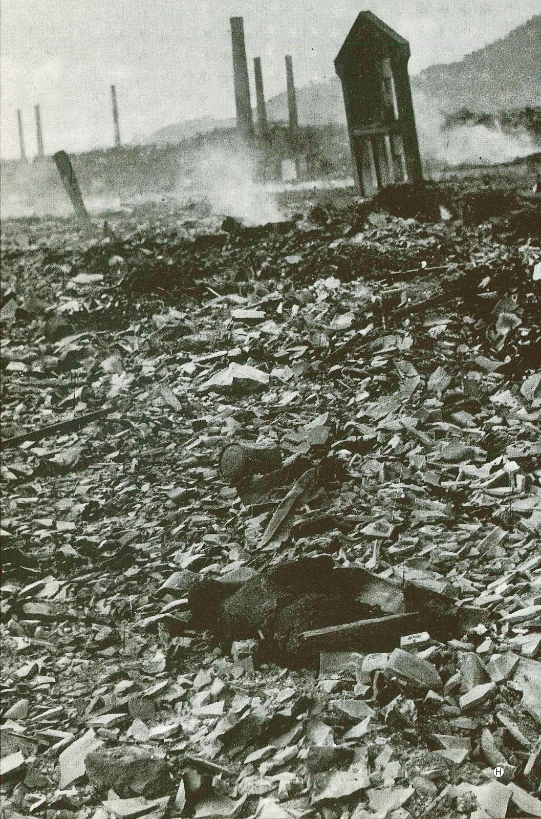 Japan No Atomic Bomb Jnab 日本原爆禁止の会 長崎原子爆弾の周辺は 全壊して散在した破片上に炭化した焼死体 が散在していた 長崎