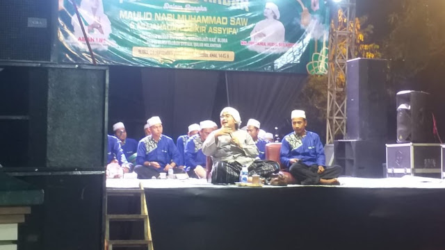 KH Miftahul Huda Sulaiman Shohibu Dzikir Syifa dari Kajen Pati berikan pengajian pada peringatan maulid nabi SAW di Karangjati Blora