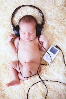 Foto gambar bayi lucu mendengarkan musik 29